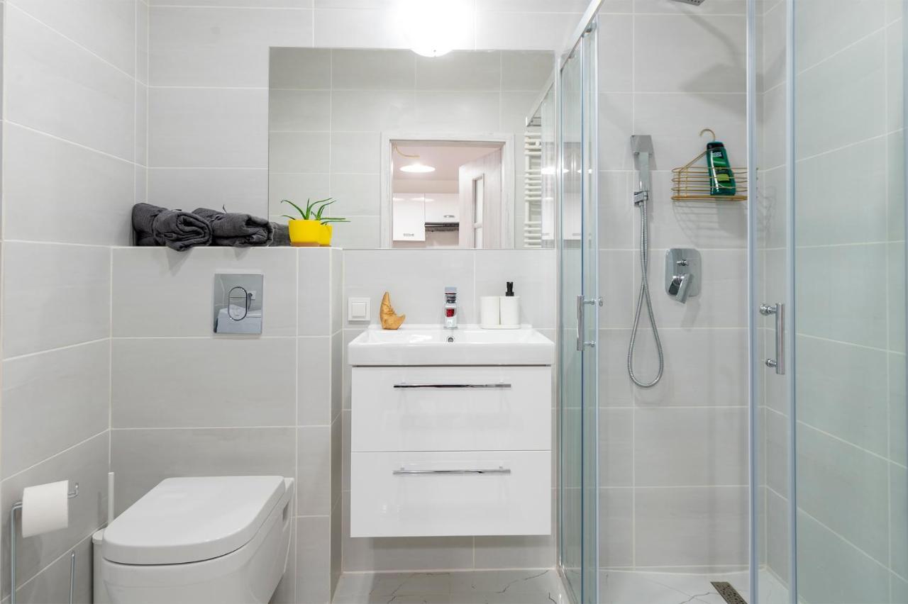 Luxury In City -3- Studio Bright & Secure Free Parking Lodz  Ngoại thất bức ảnh